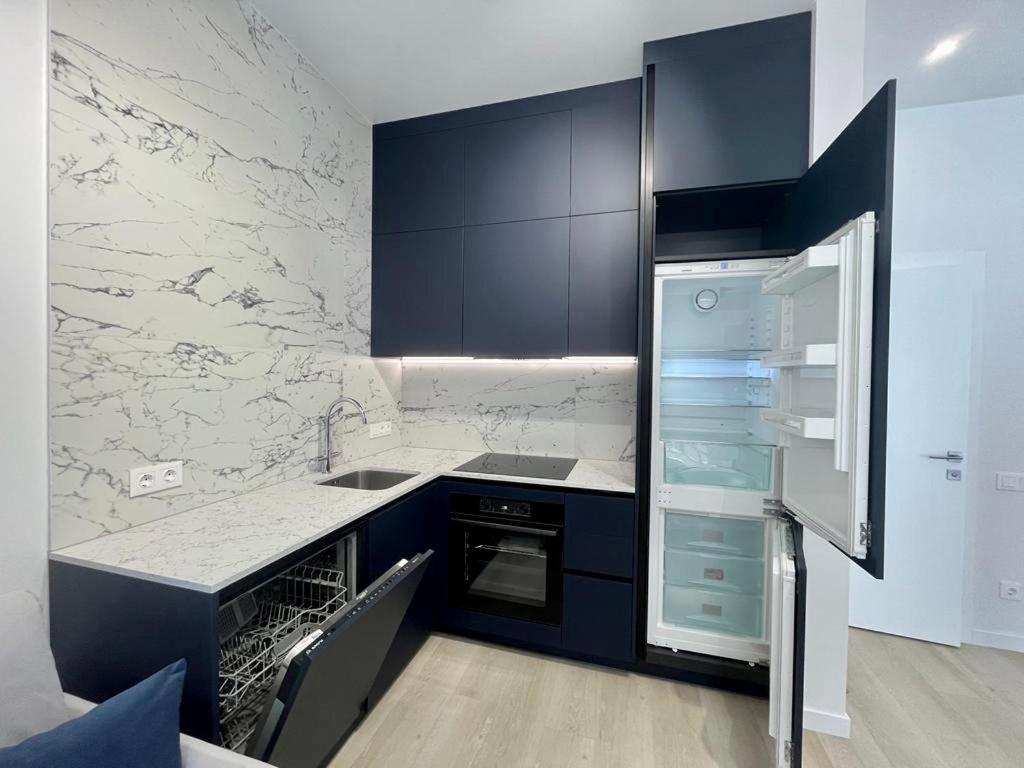 Modern Apartment In The Old Town Киев Экстерьер фото