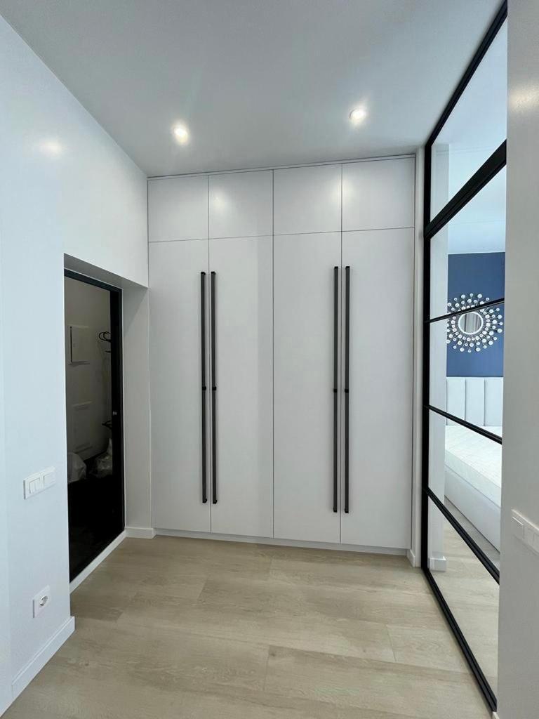 Modern Apartment In The Old Town Киев Экстерьер фото